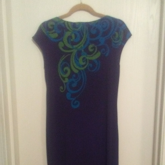 Cap sleeve straight dress with design at neck - Picture 2 of 3